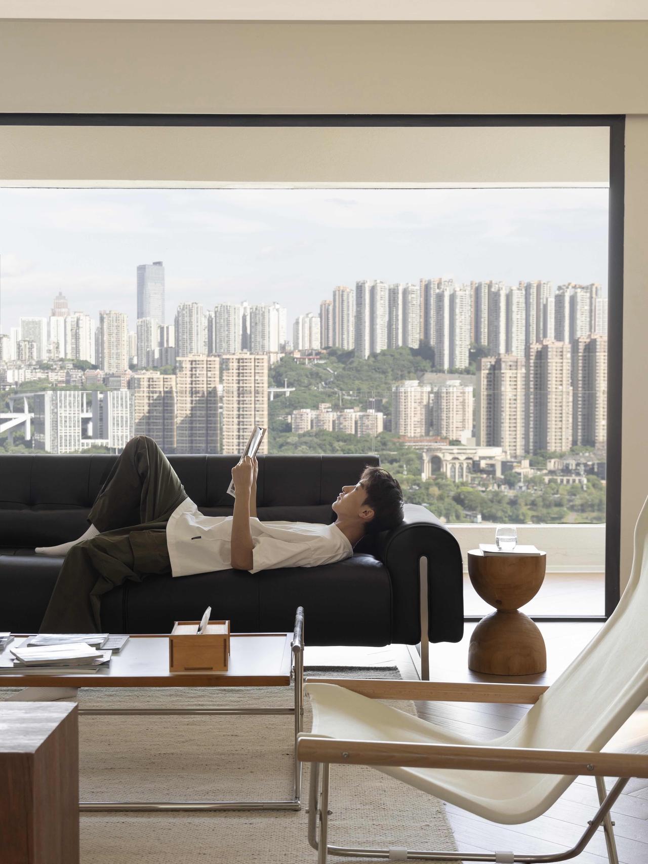 重庆一男子晒出自己家，套内120m²，外带一个120m²的露台，加起来240m²