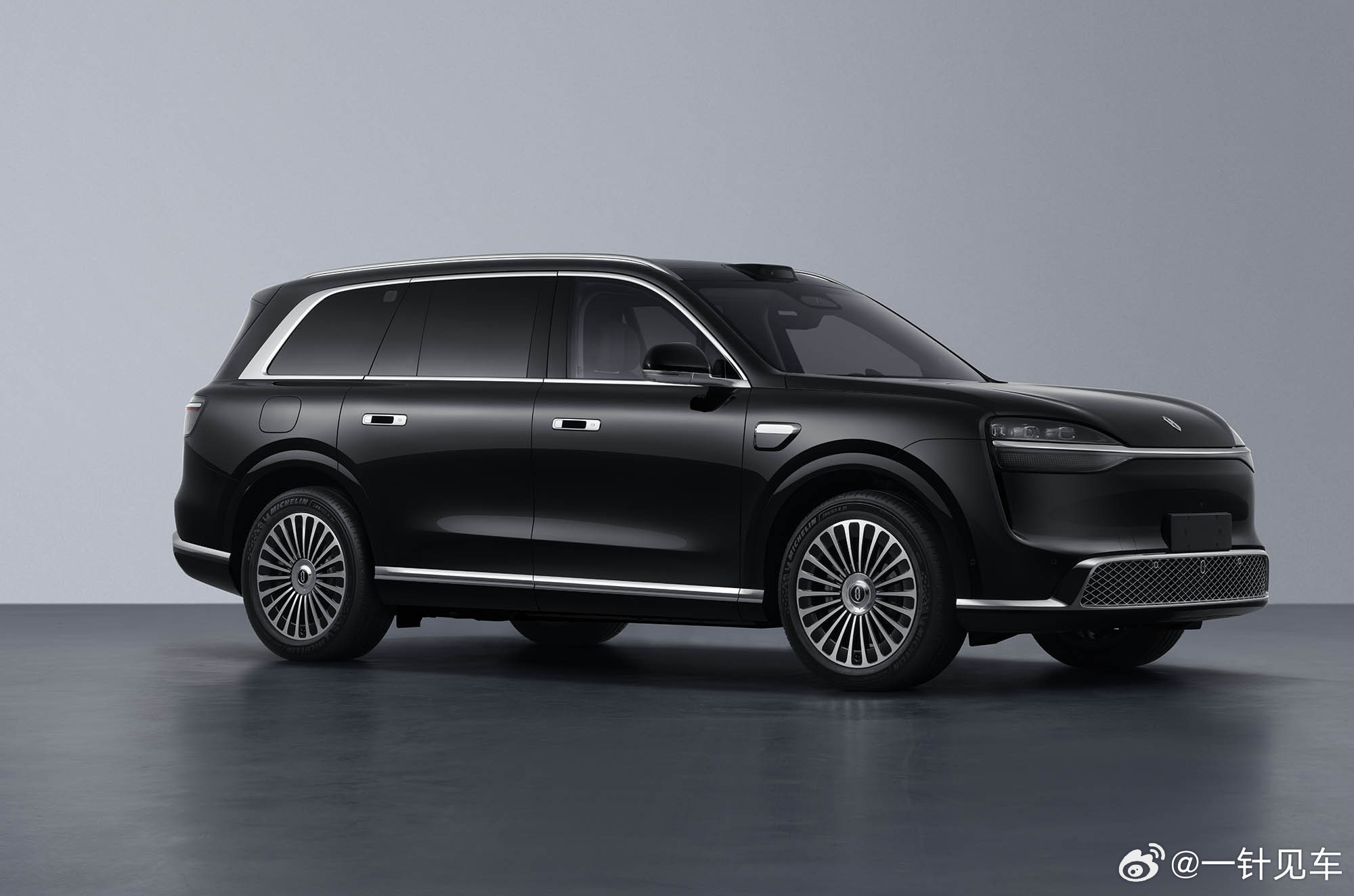 重大新闻：新款问界M9公示，延续既往设计语言的同时线条更硬朗。车身尺寸5285×