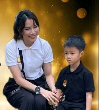 诗妮娜的地位稳了。别看王后苏提达出尽了风头，却生生活成了王室的管家，活儿都是她