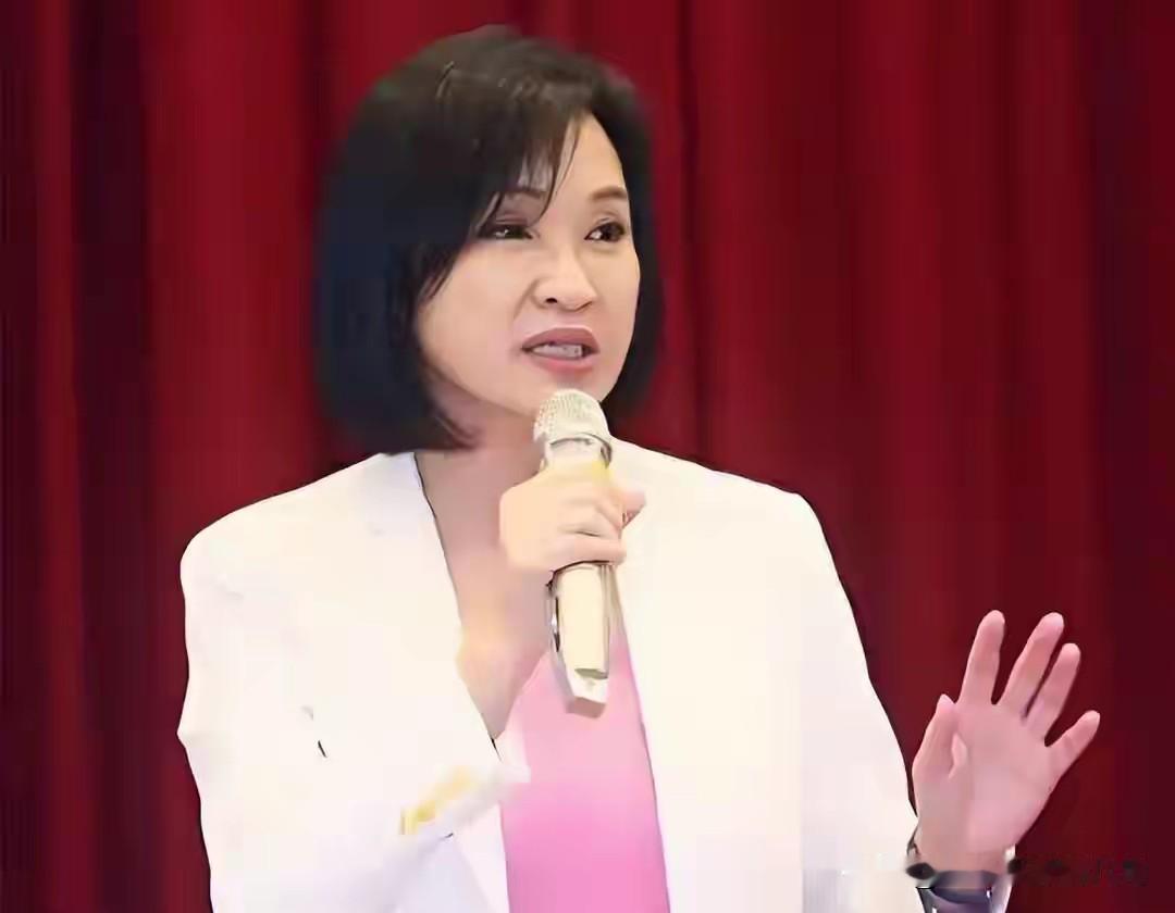 柯志恩刚抱上王金平的大腿，脸色立马翻书似的变了！发长文里把“公道伯”吹上天，一口