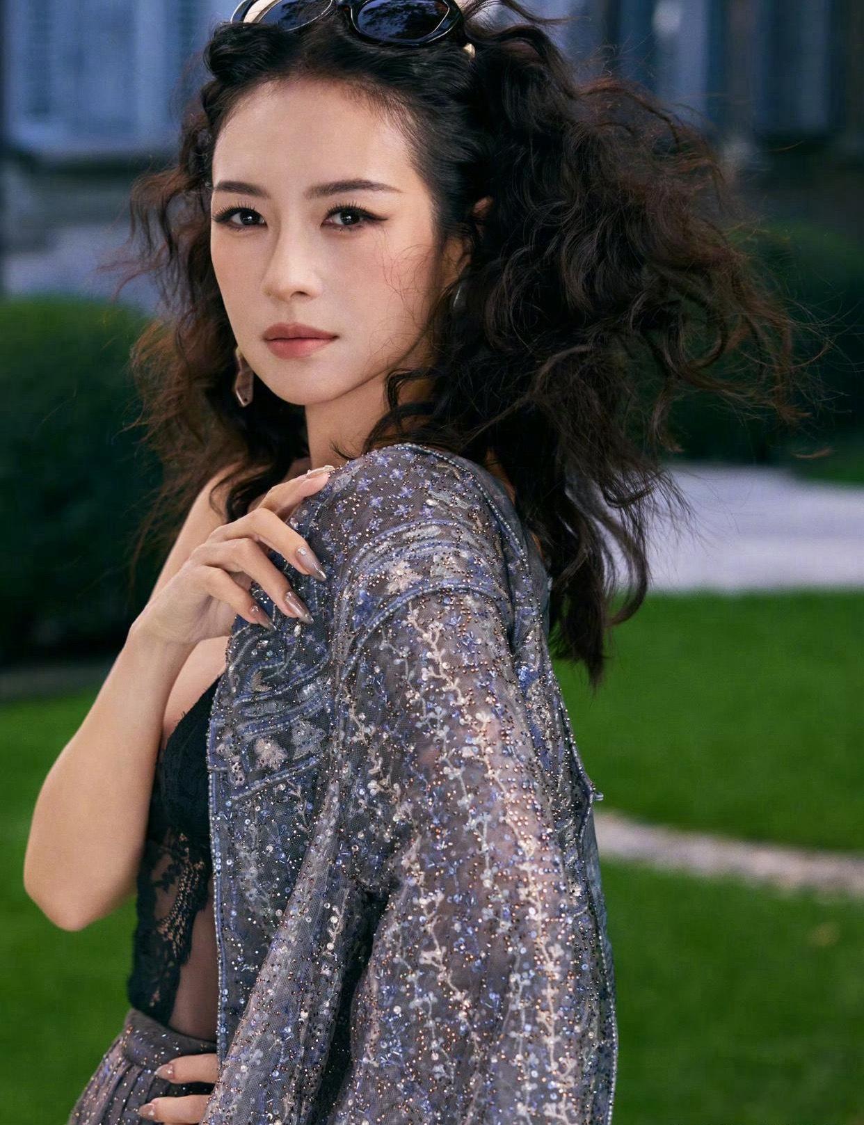 1.章子怡这次动脸挺失败的，最近两次活动状态都很差，本人看起来肿了一圈，生图也特