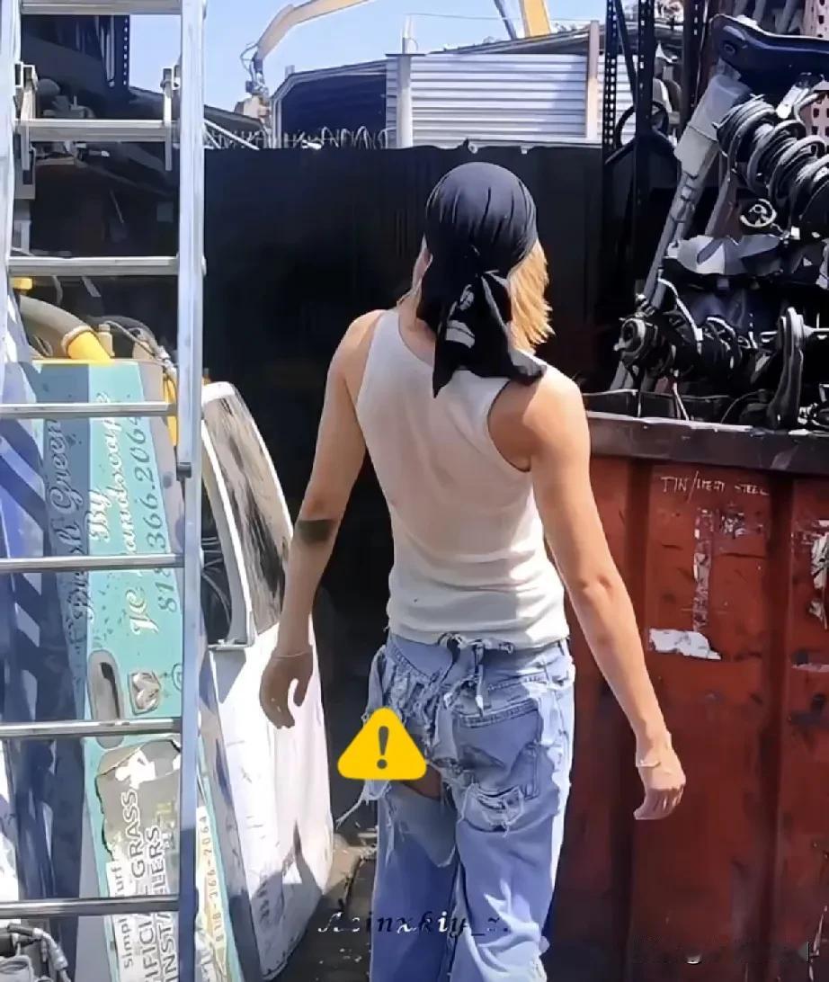 坤儿把裤子穿好了！破成这样了就别穿了！废土颓废风也不这样整啊！身后还有几千万女粉