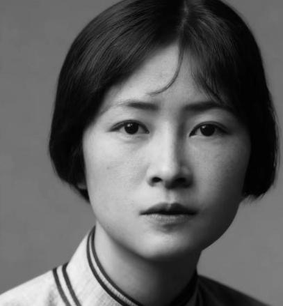 1925年，林长民战死沙场，21岁的林徽因在美国断了学费。她正准备退学回国，公公