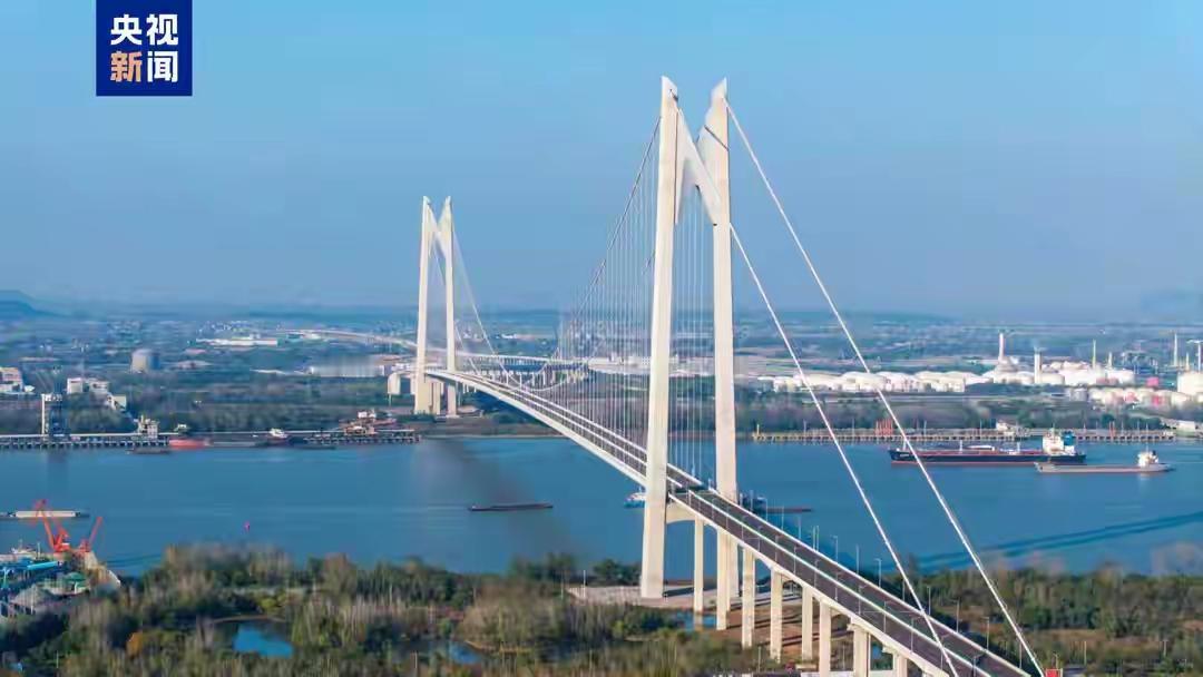 11月26日，南京新生圩长江大桥正式通车！客车以及小型货车免费通行！外地车辆也免
