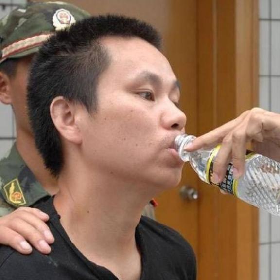 2008年，面临死刑的张勋良喝下最后一杯水。这杯水，冰冷而平静，终结了他