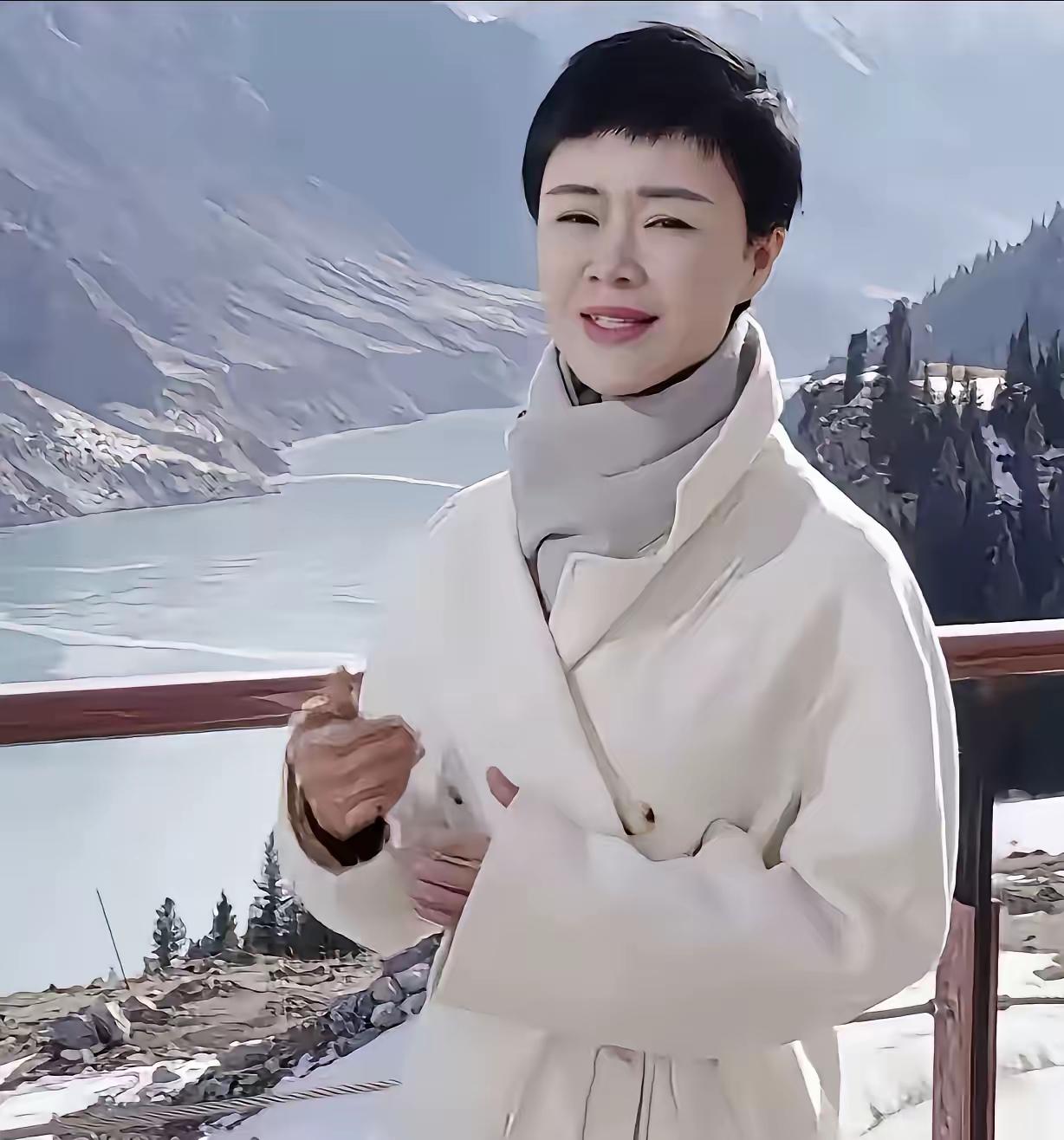 翻到贺娇龙的一段采访，手都在抖……她说，每次上马前，同事们都笑着鼓励：有保险