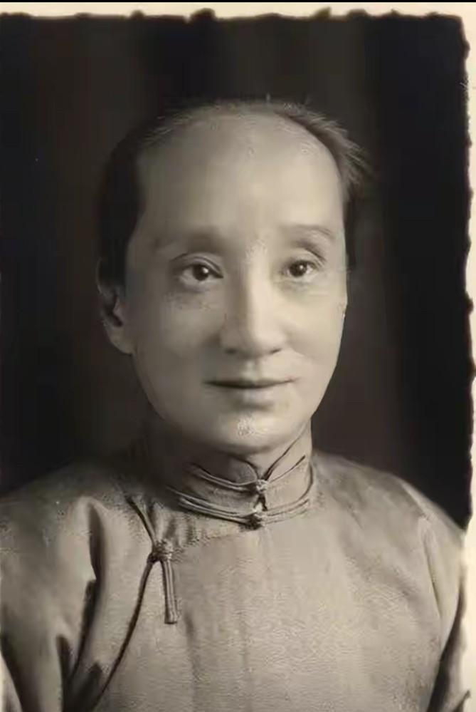 1947年，朱安去世前，留下了一纸契约，把自己的一切都给了周海婴，房子、藏书、稿
