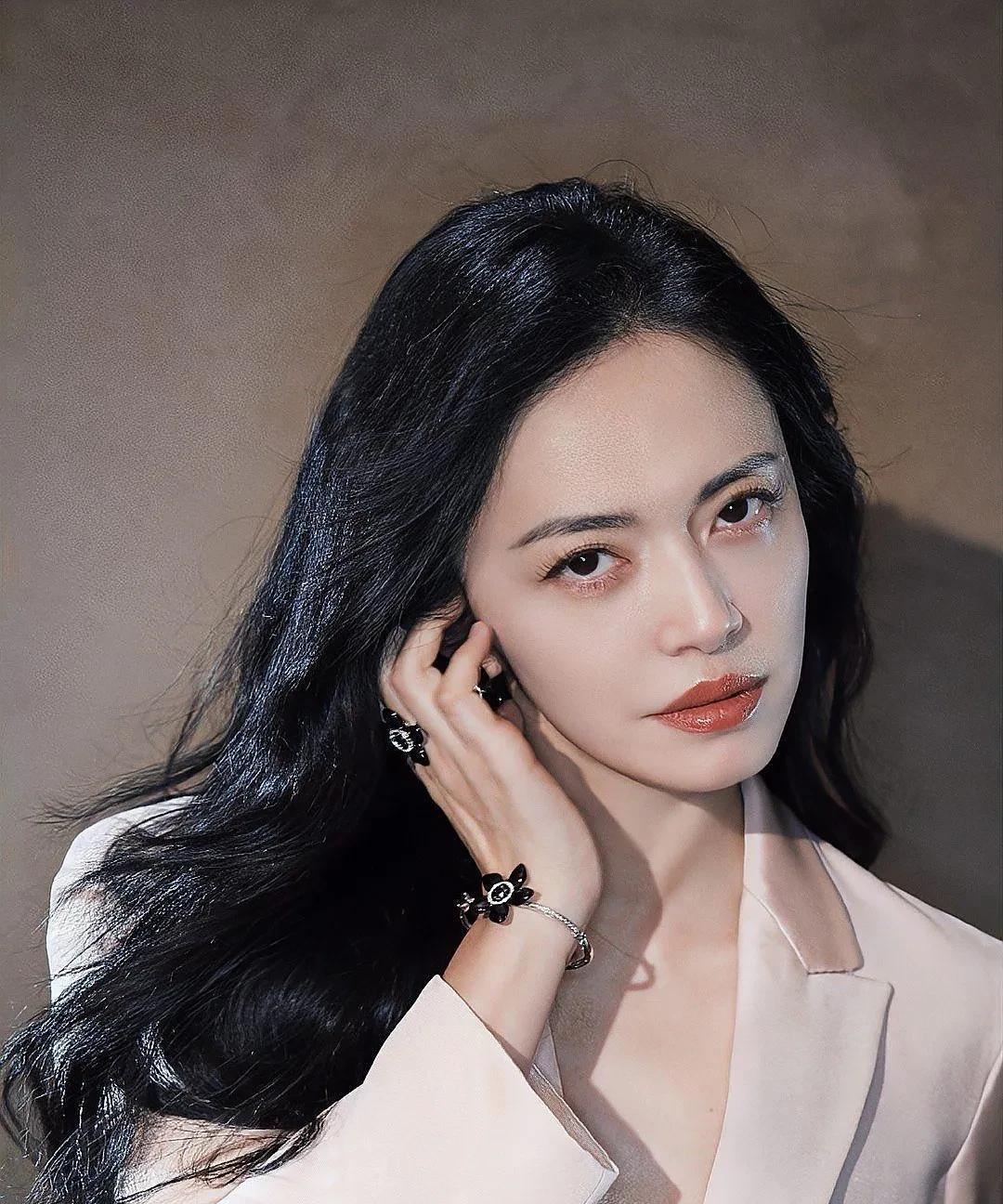 目前为止，姚晨是唯一一个，为该事件发声的女明星。女孩全身多处骨折。网传的一张
