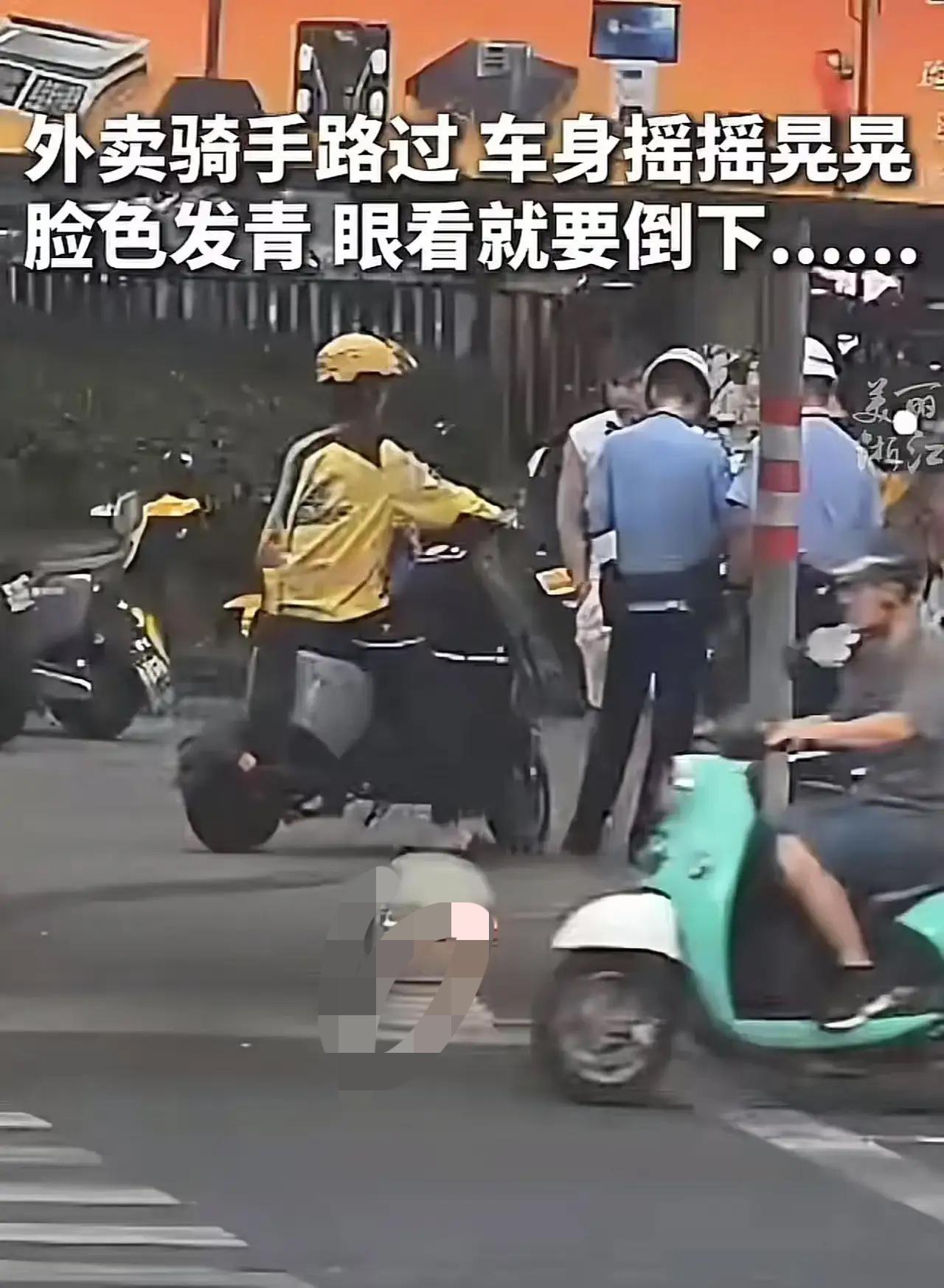 浙江义乌，外卖骑手经过交警身边，交警一把拦住他说：“把车停在这边！”骑手一惊，以