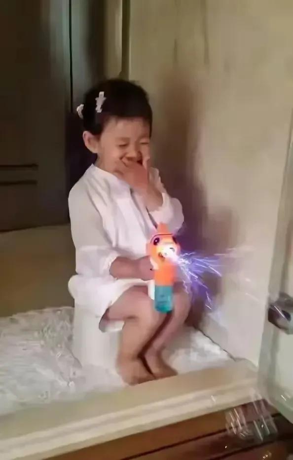 我觉得她并没有微薄里表现得出来那么爱小孩。也可能以前是爱的，后面不那么爱了。因为