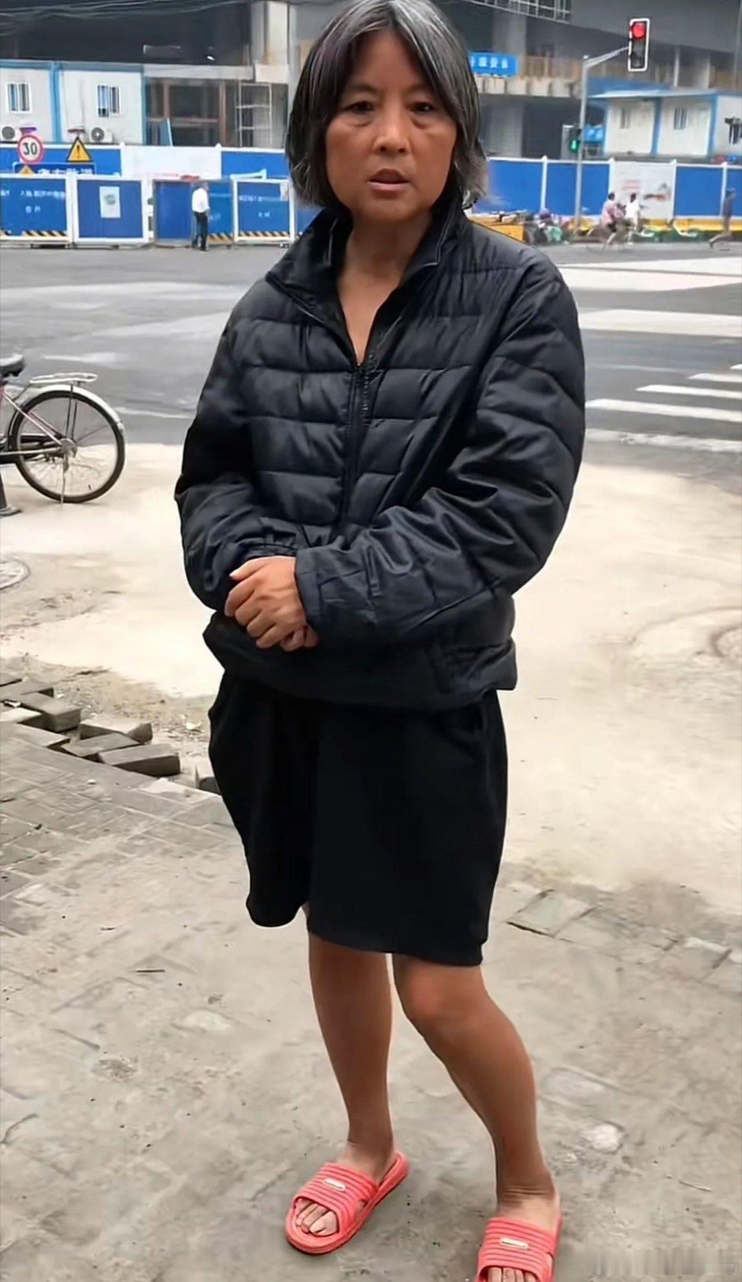 不敢相信，这个皮肤黝黑穿着普通的女人，居然说是台湾情歌天后陈淑桦，她的经典《梦醒