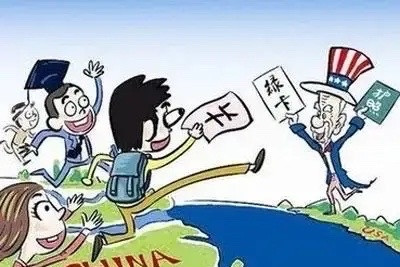 杭州有个姑娘最近在网上说，两年前花两百万移民美国，提前退了休，结果每次回国都得跟