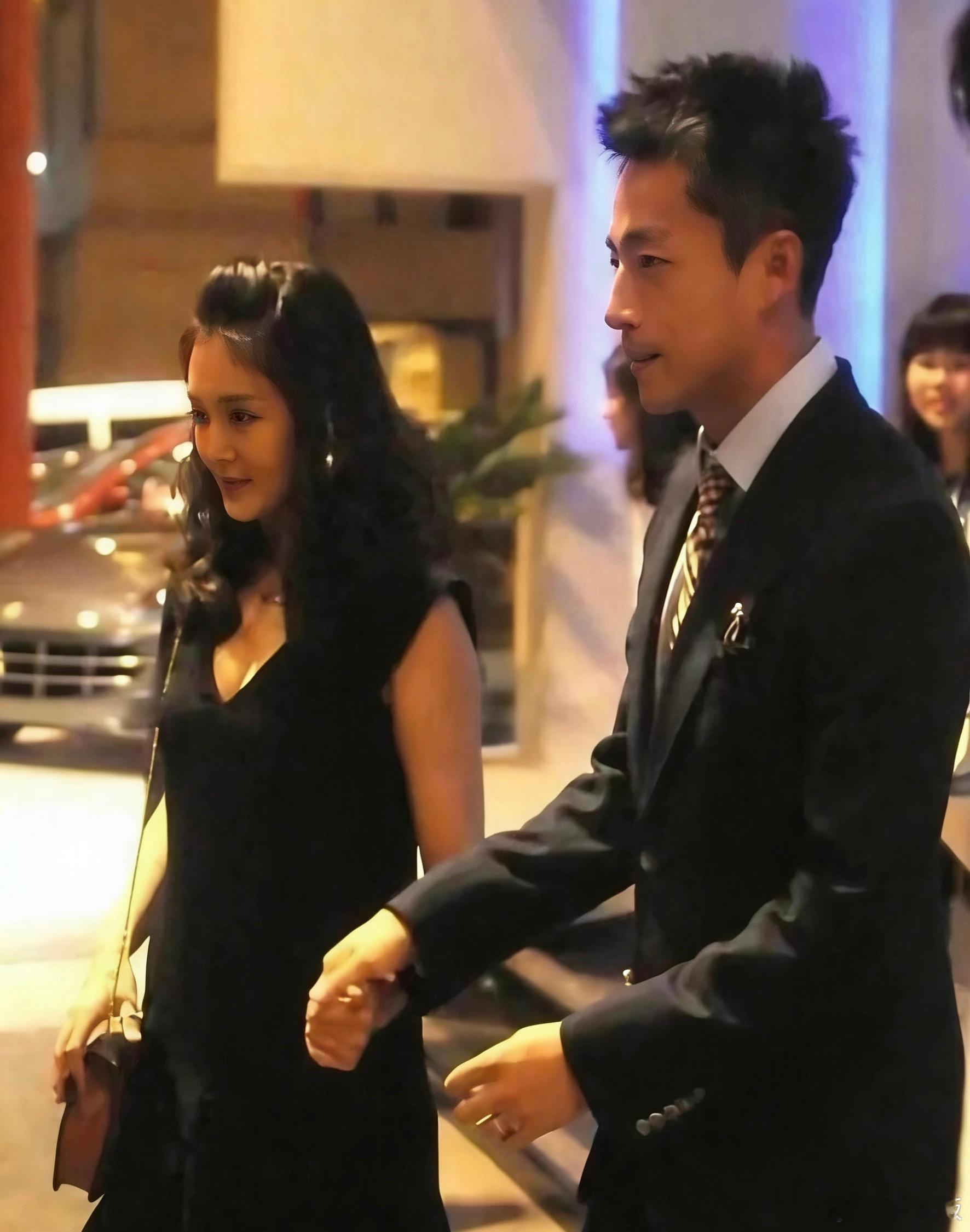 据说这是汪小菲和大S的第一次见面，原来帅哥当年就是这么沦陷的。