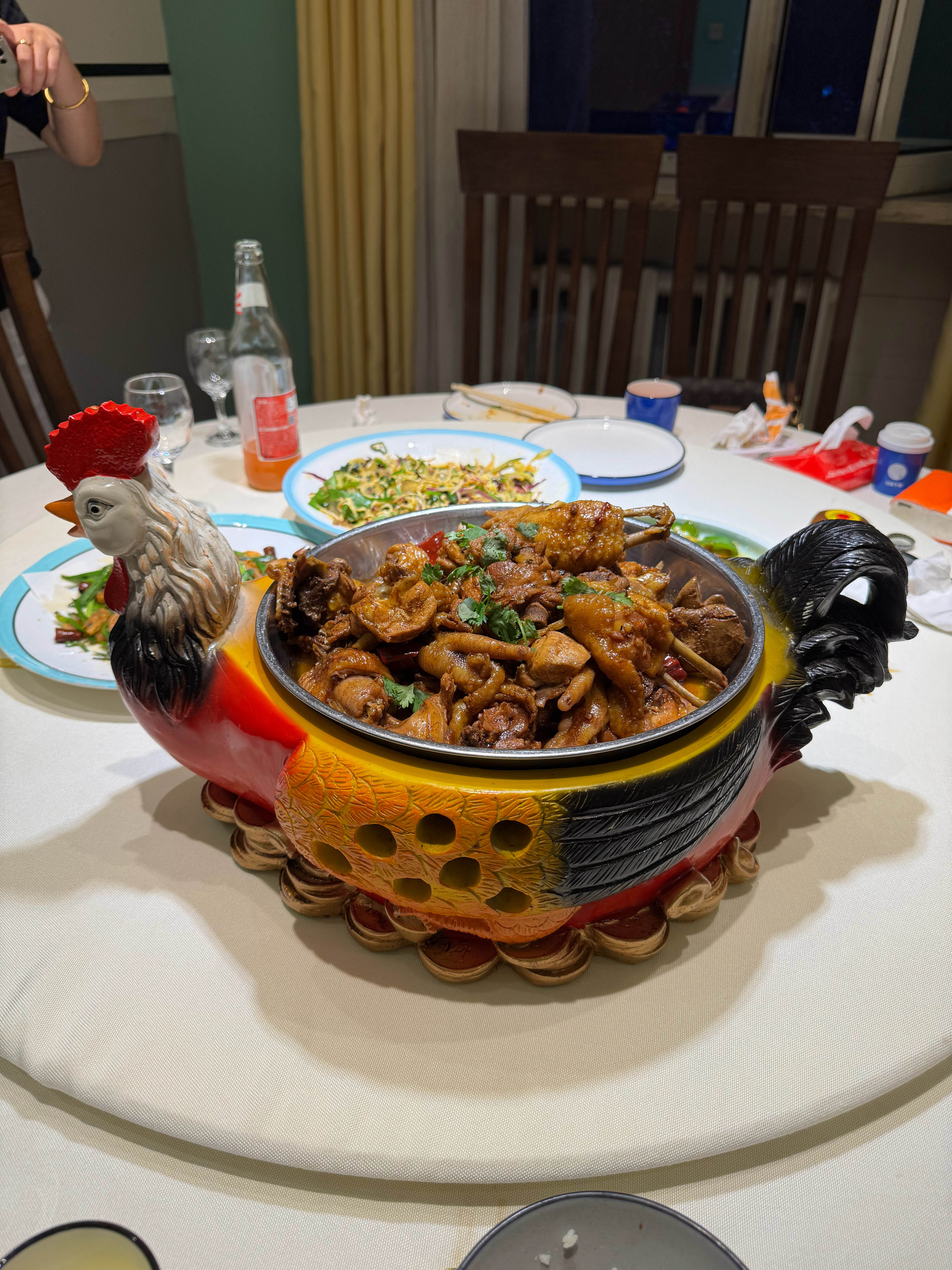 这个一整只鸡，28元东北币，好吃哭，不想回北京了