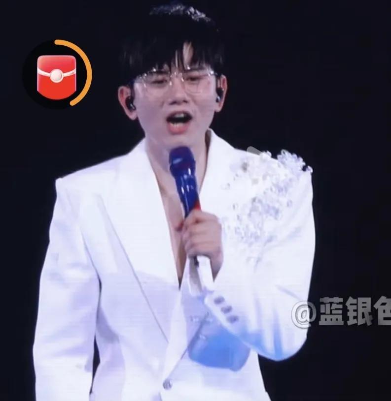 张杰和杨坤互动的意义何在张杰演唱会上，歌手杨坤前去捧场，坐在了第一排，不清楚杨
