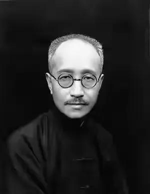 1924年，44岁的章士钊再次偷偷爱上一个歌女，后高调同居。妻子吴弱男知道后