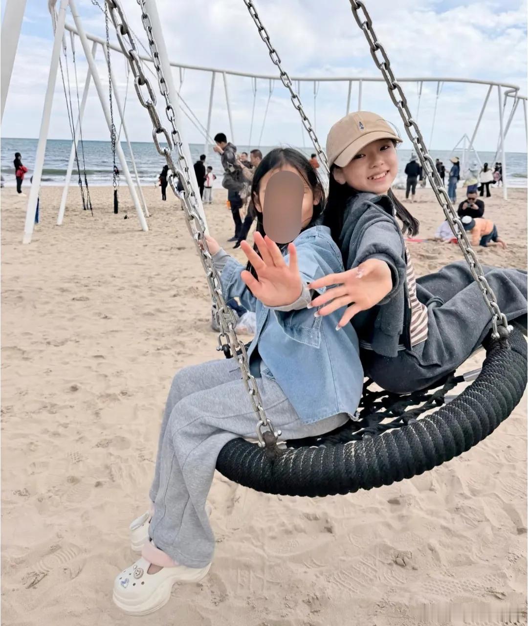 董璇这个五一假期过得很充实嘛，晒图陪女儿酒窝上马术课，一家人去了阿那亚那边度假，