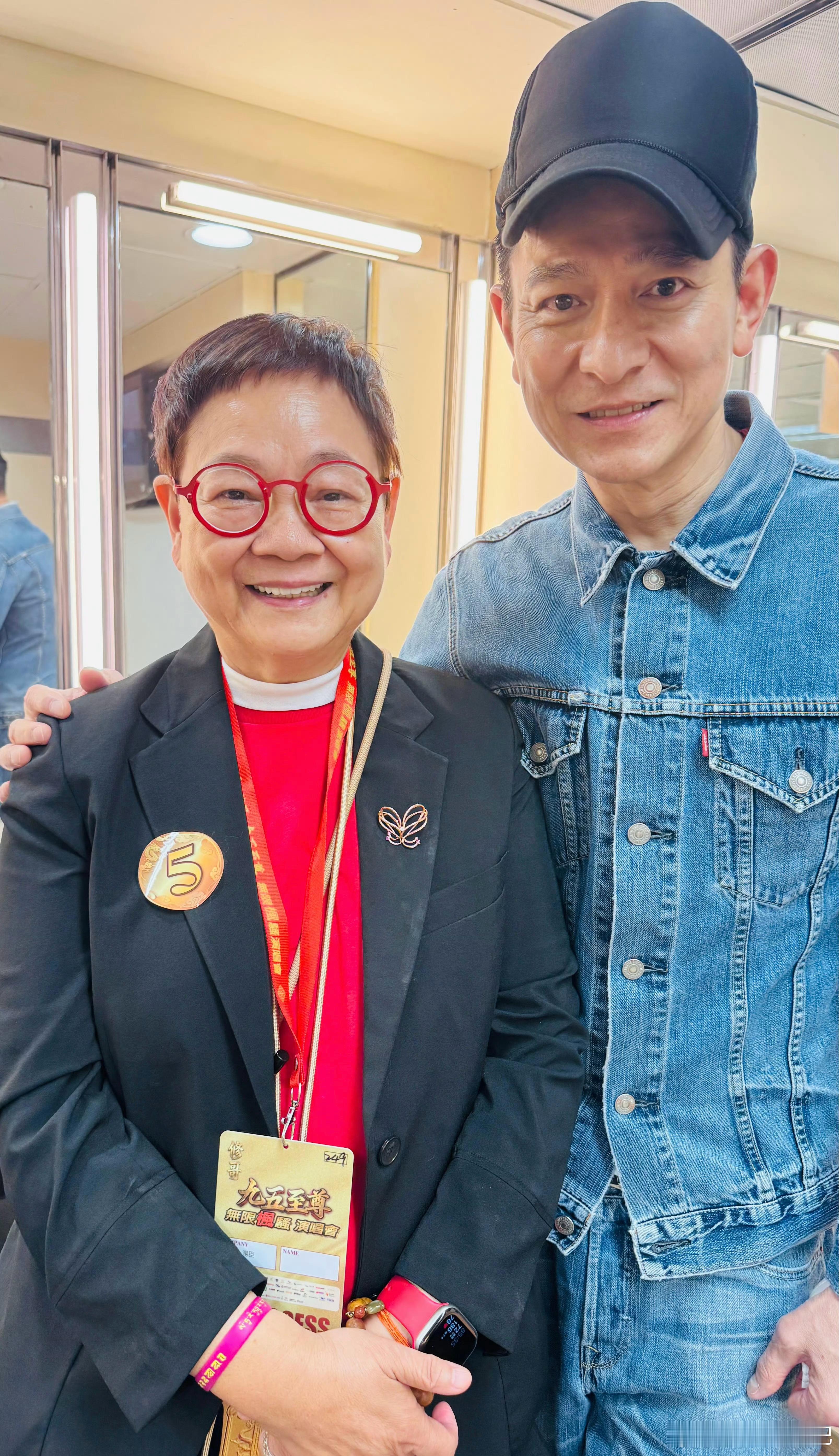 看到你们让刘德华扔帽子，然后就刷到这张照片了，对不起是有点好笑。