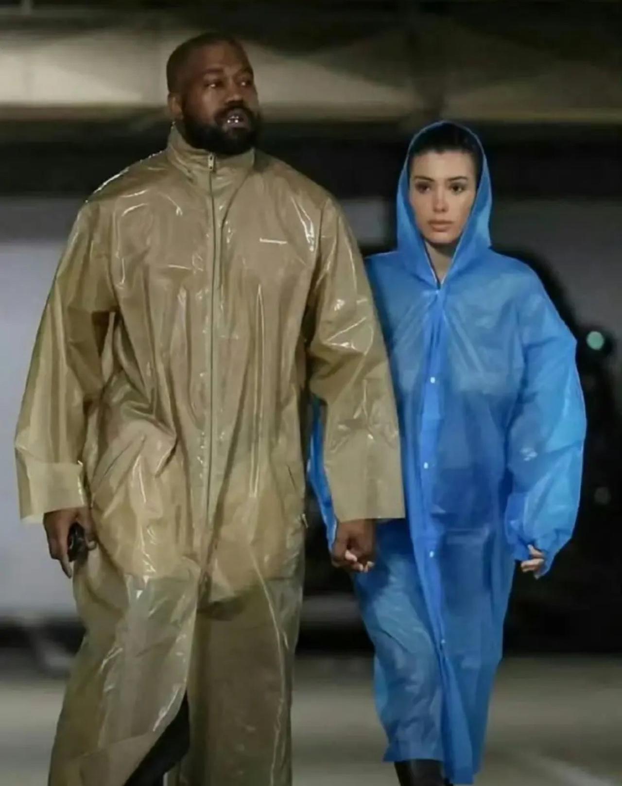 侃爷夫妇竟然把雨衣穿出来高时尚，真是太创意了！