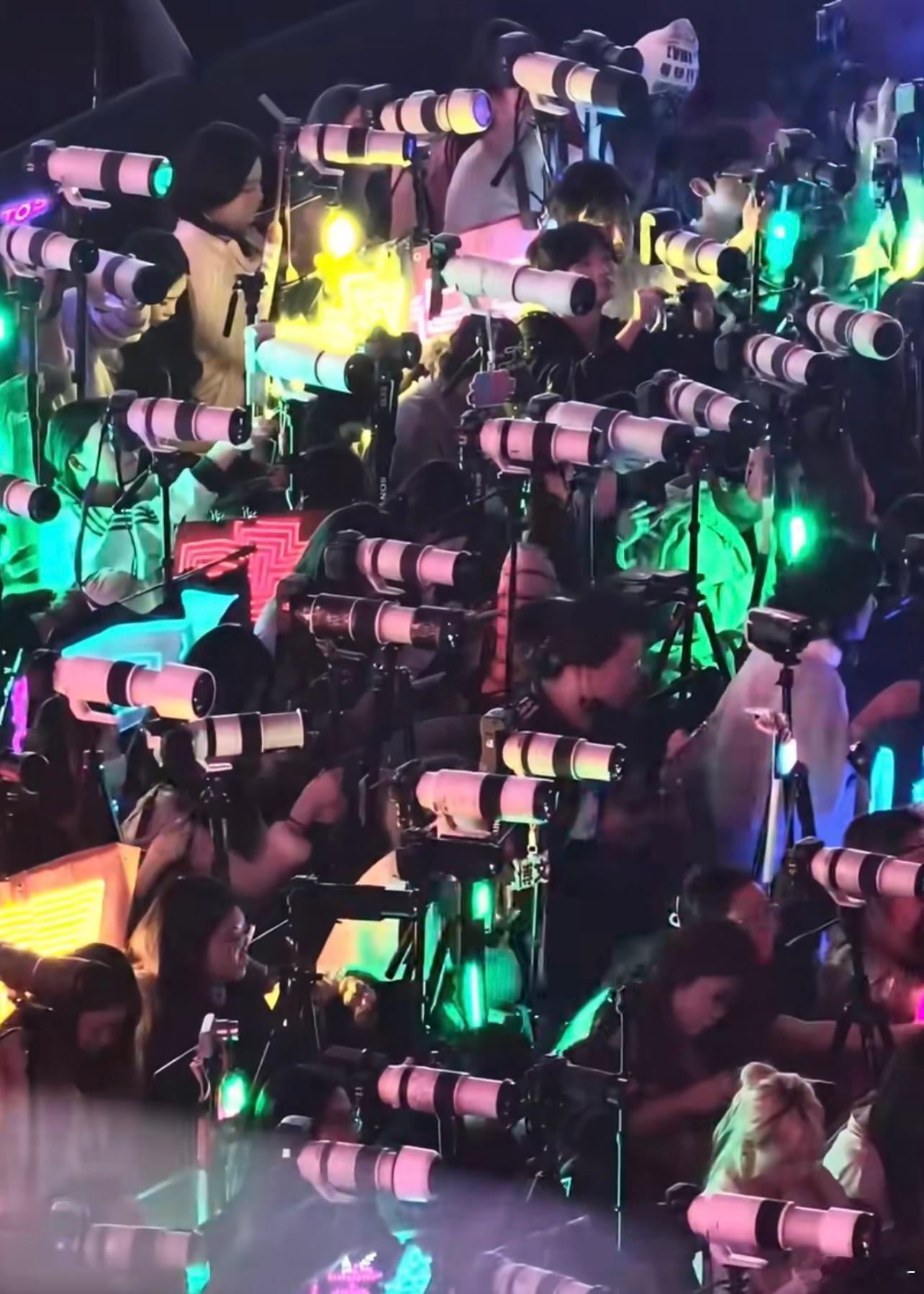 这演唱会纯给粉丝看的，路人都买不到票，全是大炮怎么看？