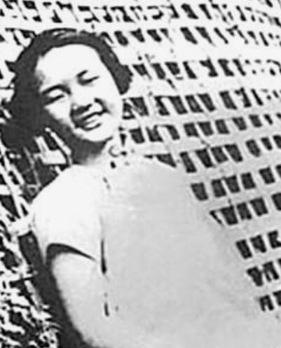 1945年，女囚张露萍被监狱长叫来。监狱长嬉皮笑脸上下打量她，一步步逼近，伸手要