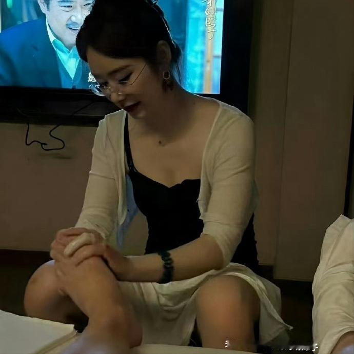 足浴店小姐姐怒怼咸猪手：你花钱买服务，不是买我的尊严！姐妹们，今天必须跟你们唠