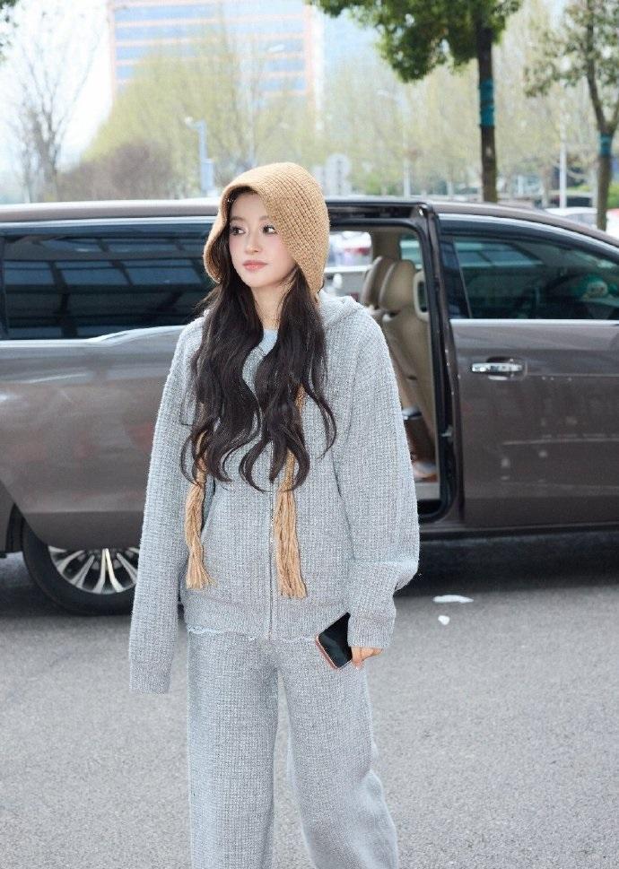 最近孙怡在录制浪姐的时候穿了一身灰色的衣服，整个人显得好年轻。她有着极为苗条