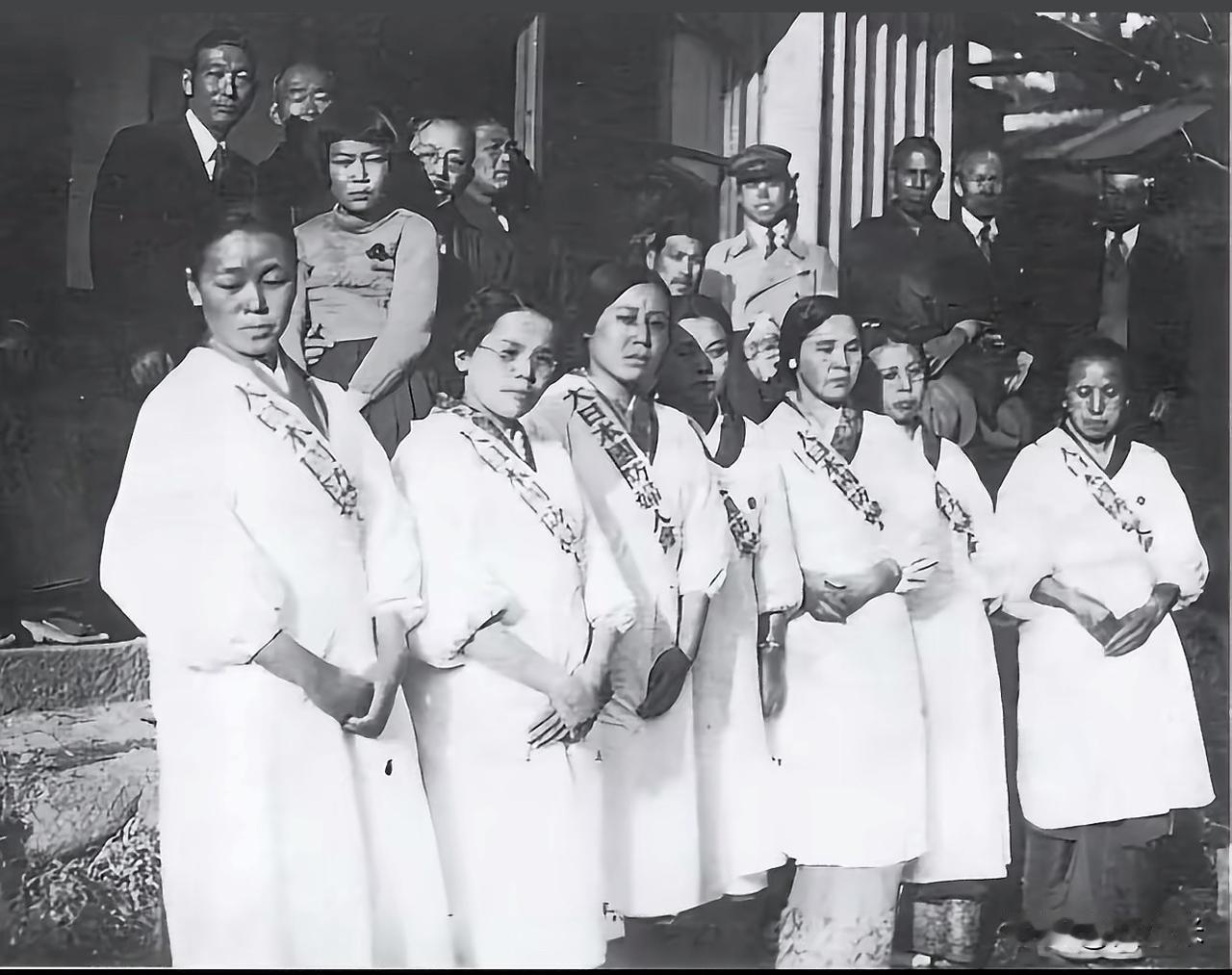 这到底是不是真的？南京大屠杀发生时，一名日本军少尉将刺杀婴儿的照片寄回家给妻