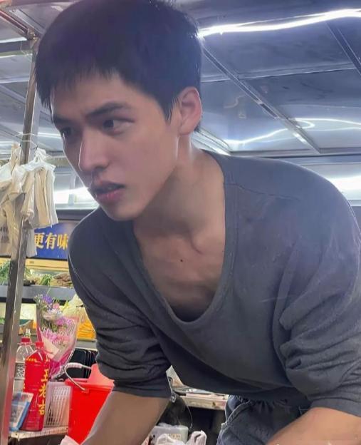 帅成这样了为啥还要靠摆摊为生