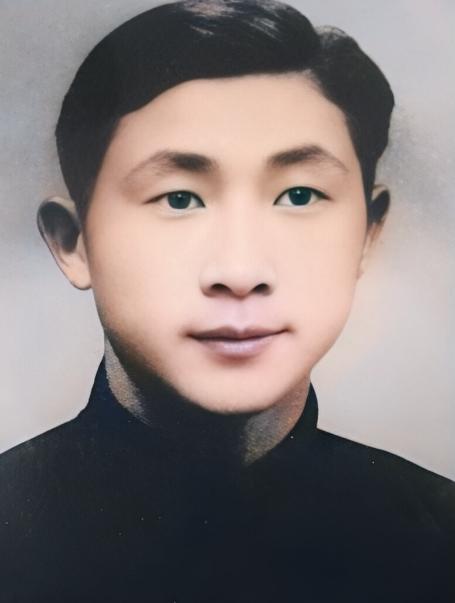 1947年夏，一列开往镇江的火车上，地下党邱世毅被特务团团围住。他怀里藏着华东