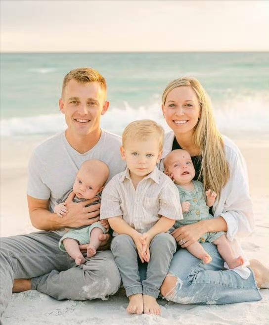 坠毁加油机上最高职务美军少校亚历克斯·克林纳，33岁，加油中队主管。美军两架加油