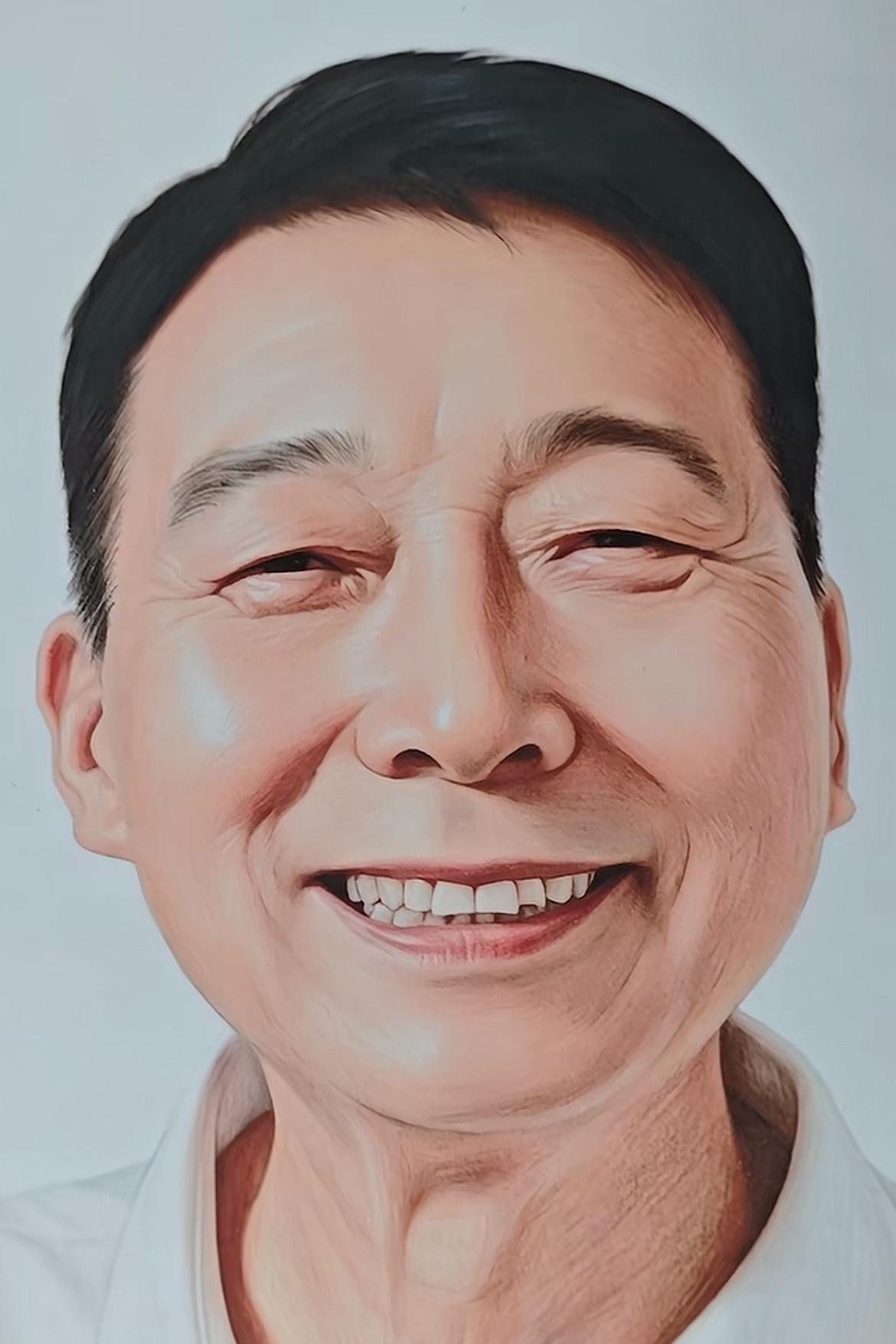 一位画家给老郭画了一幅画，看着慈眉善目的老人，一股心酸涌上心头，善良的老人被恶