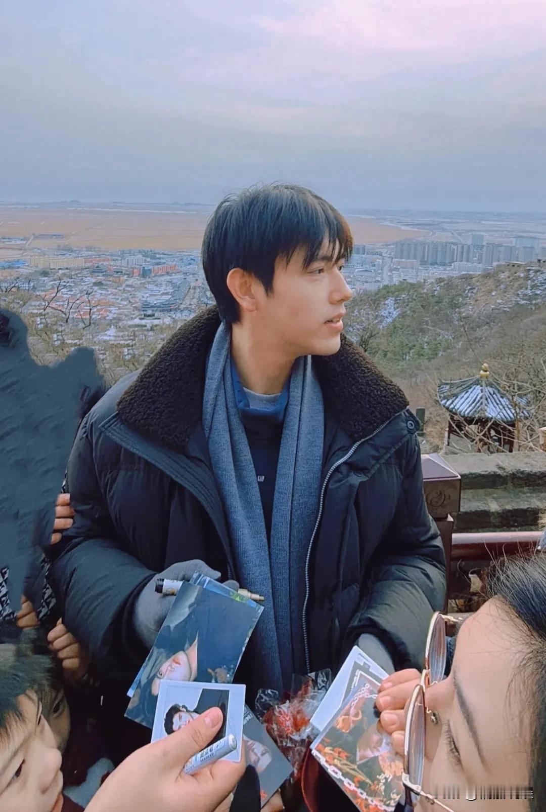 陈凯歌导演的儿子陈飞宇，再次现身大孤山。导演和当年内娱第一美女的结合，陈红终究