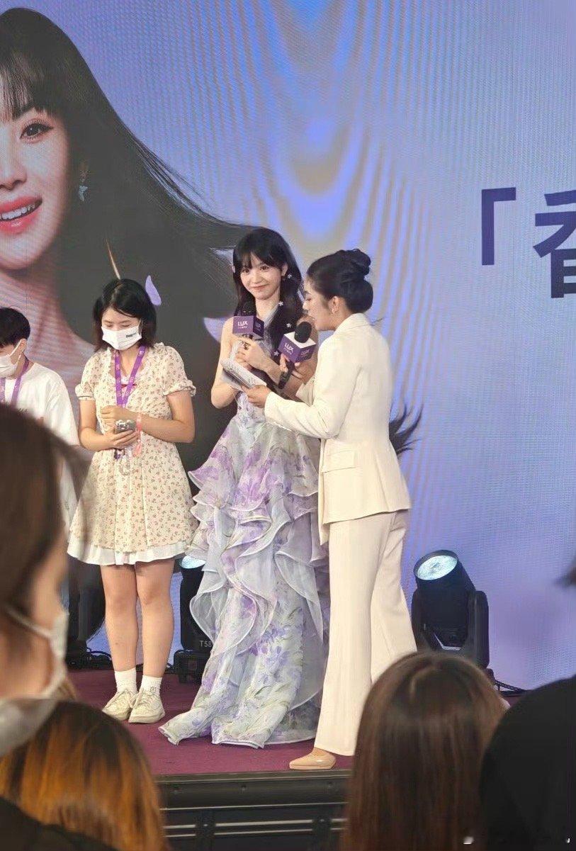 田曦薇海口线下活动这么多人啊😳不过这身裙子好美！​​​