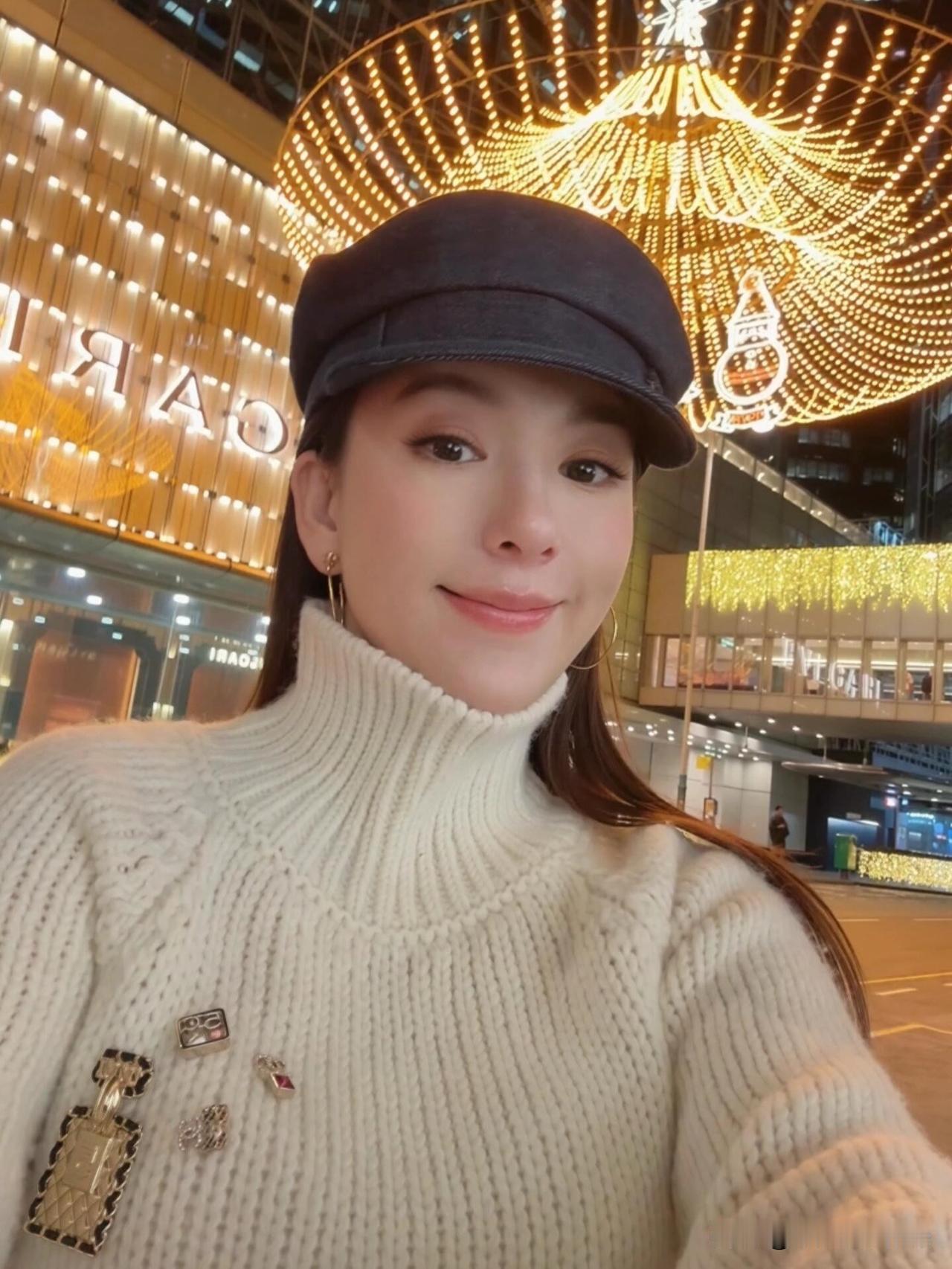 12月18日，天王郭富城妻子方媛更新动态，并配文说道：“出月子啦，圣诞打卡。”