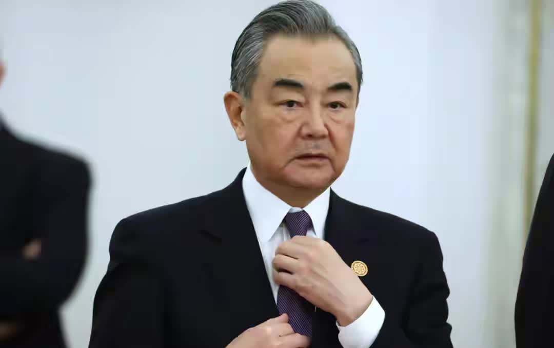 中国强硬亮剑：谁敢配合美国封杀昇腾芯片，必付出代价！5月21日，中国向