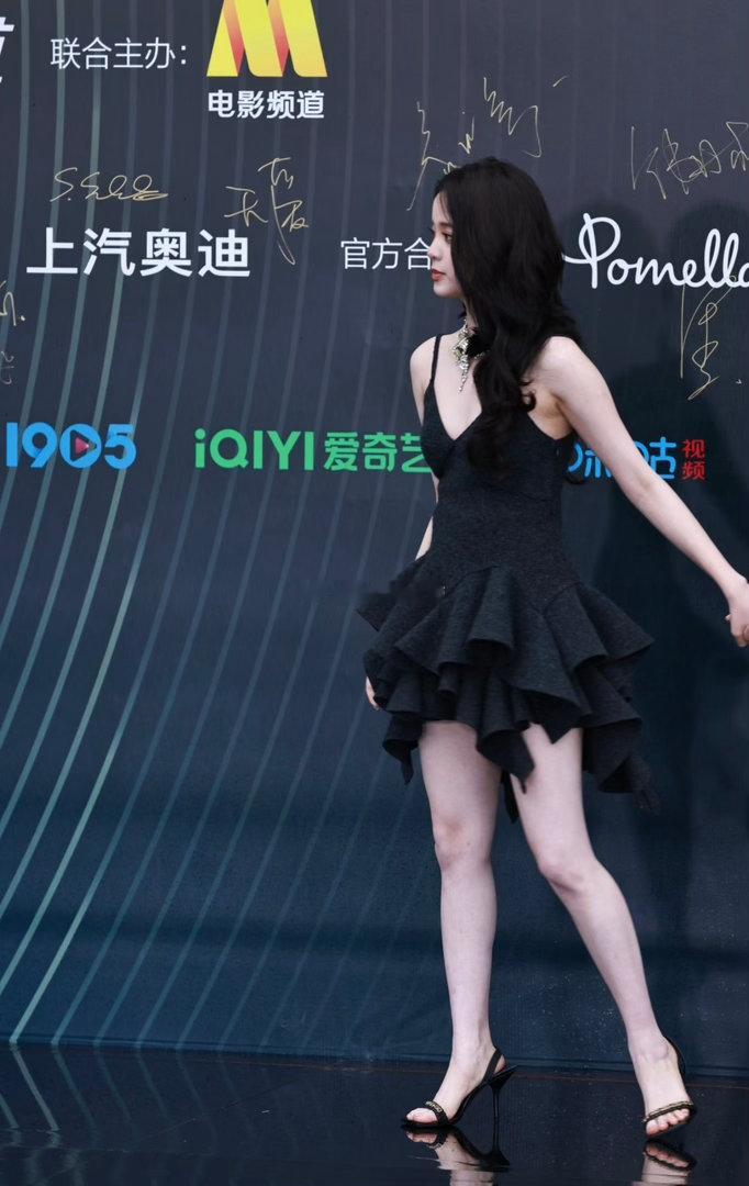 欧阳娜娜这肤色是怎么回事？是天生就这么白还是后天的努力？！冷白皮好让人羡慕​​