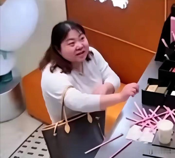 刚刚看到，连云港的这位二年级语文老师已被调离学岗，暂停班主任职务；还被拘了5天，