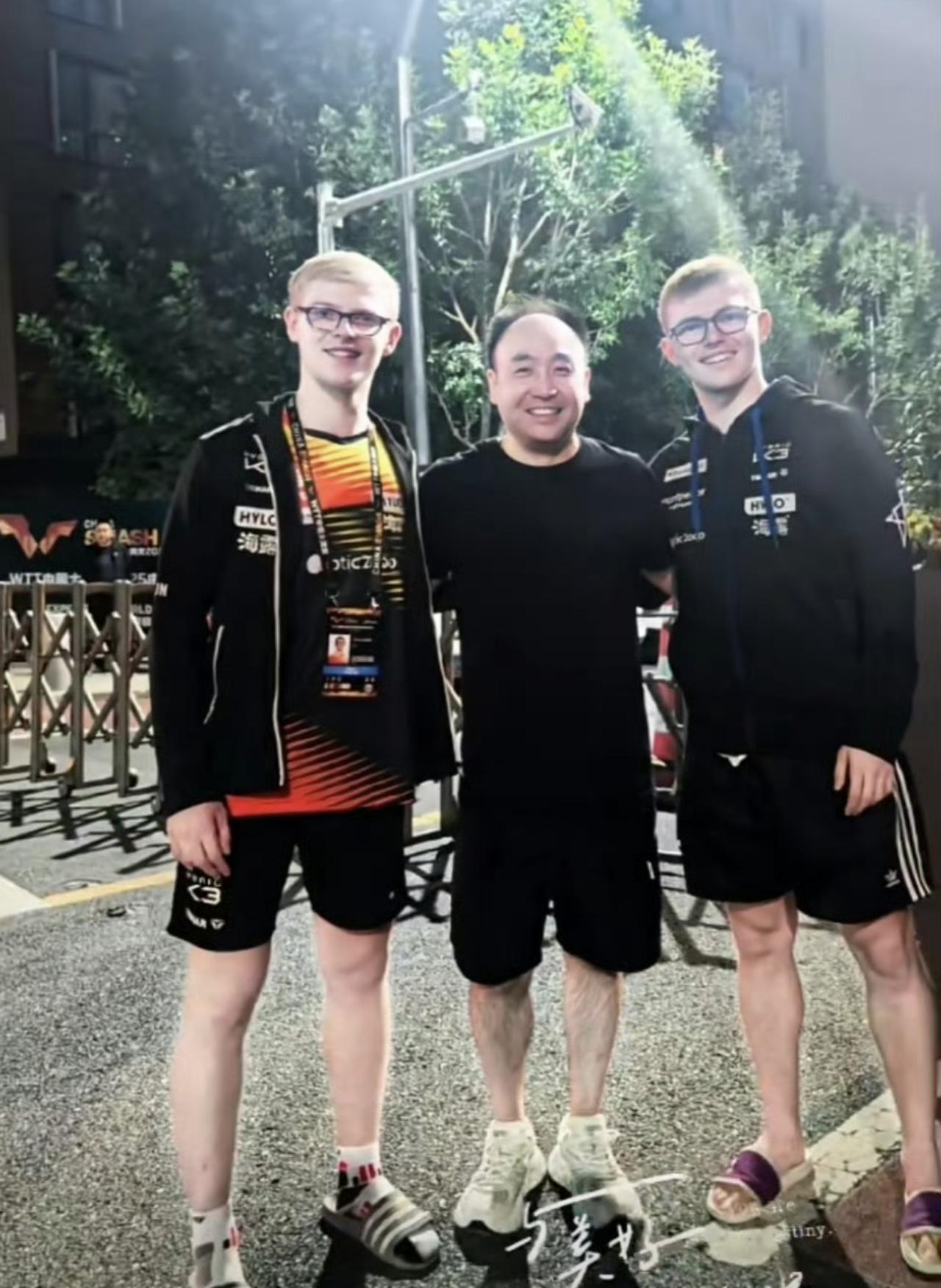 相比张本智和：勒布伦显然更讨人喜欢有3个细节可以看得出：1、每场比赛结