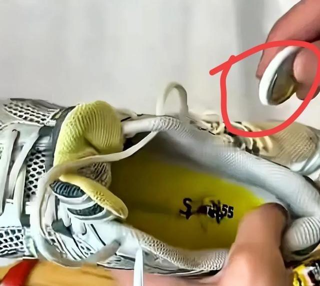 终于有人做了我一直想做的事！德国一个家伙把AirTag藏在旧运动鞋里，扔进红十字