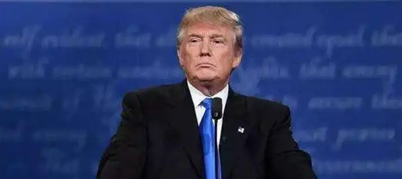 其实特朗普一直想逼全球和中国脱钩，让中国经济崩溃。可特朗普算来算去却漏了一步，没