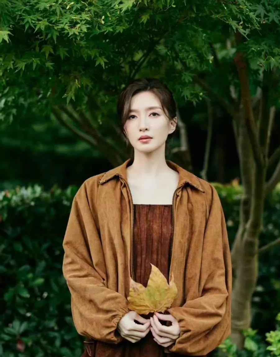 真的被江疏影的“中年松弛感”狠狠治愈了终于懂了，女人最高级的美，从不是少女