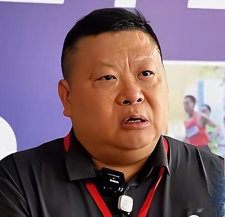 一点都看不出他就是中国第1枚奥运会羽毛球男单金牌得主，虽然退役后进入体制，但他与