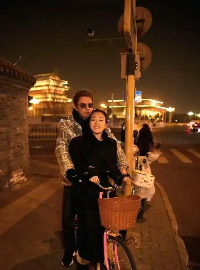 巩俐牵着77岁的法国老公逛北京，俩人没娃，结婚16年，照样腻歪。网友操心她老了咋