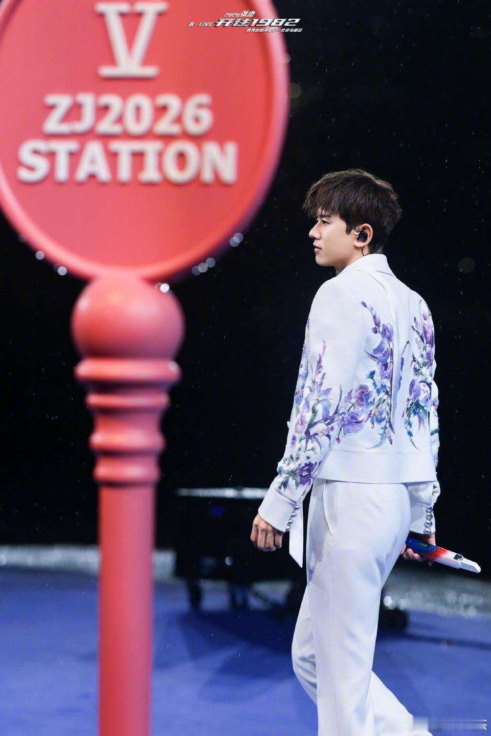 刘浩存去了张杰演唱会原来刘浩存和张杰是在春晚舞台上认识的✨刘浩存低调现身张杰鸟巢