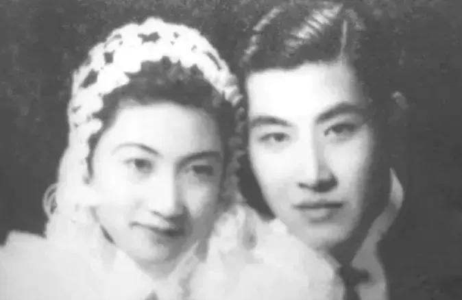 1940年，戴望舒的岳母去世，他却把钱全藏起来，不让妻子回去奔丧。妻子怒不可