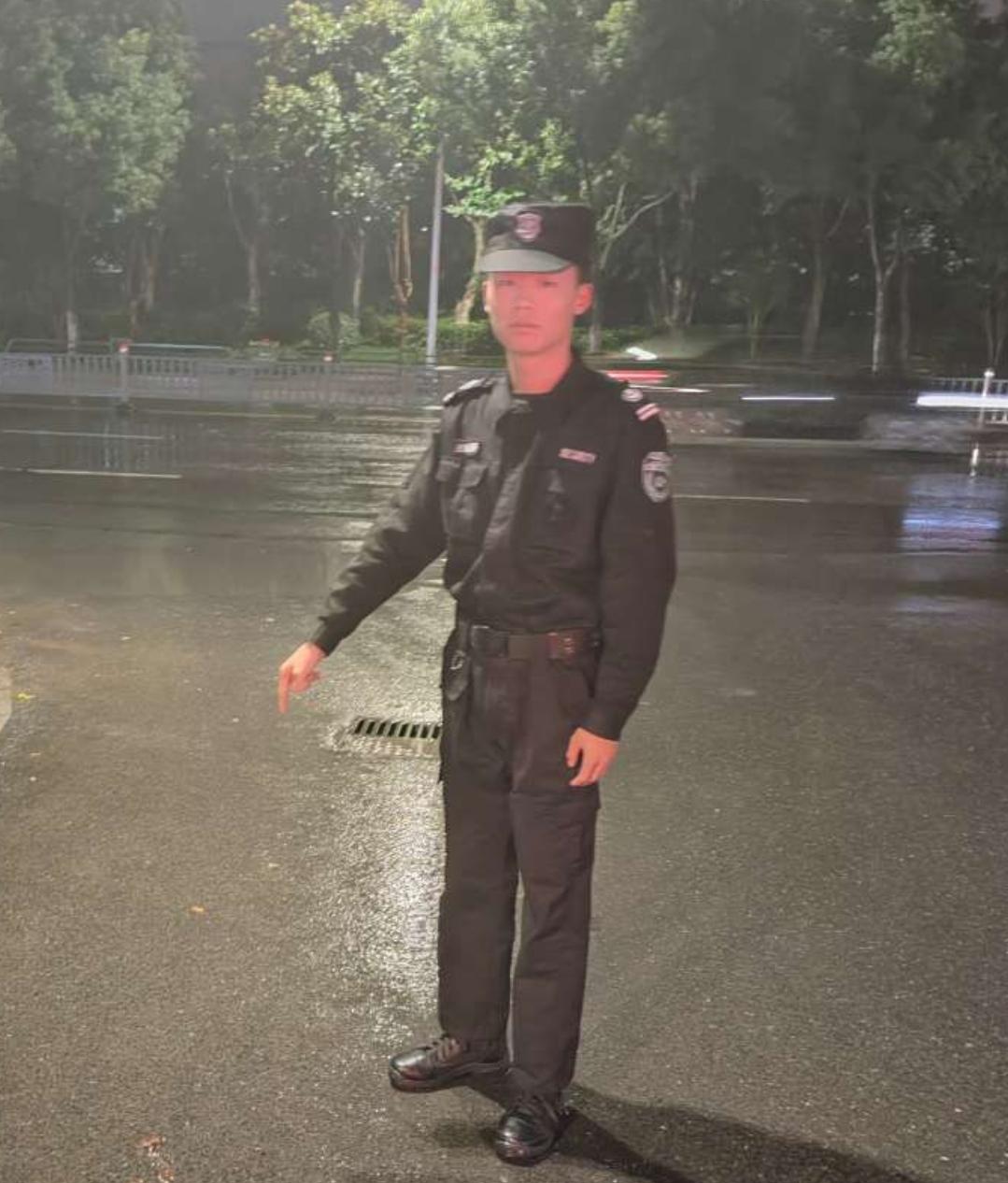 早上保安小孙正在大门口值班，突然下小雨了，这时候刚好一位业主出去买菜回来，手里提
