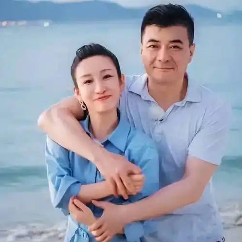 主持人问王新军：“秦海璐算不算贤惠妻子？”他笑着吐槽：“当年她追我的时候，又