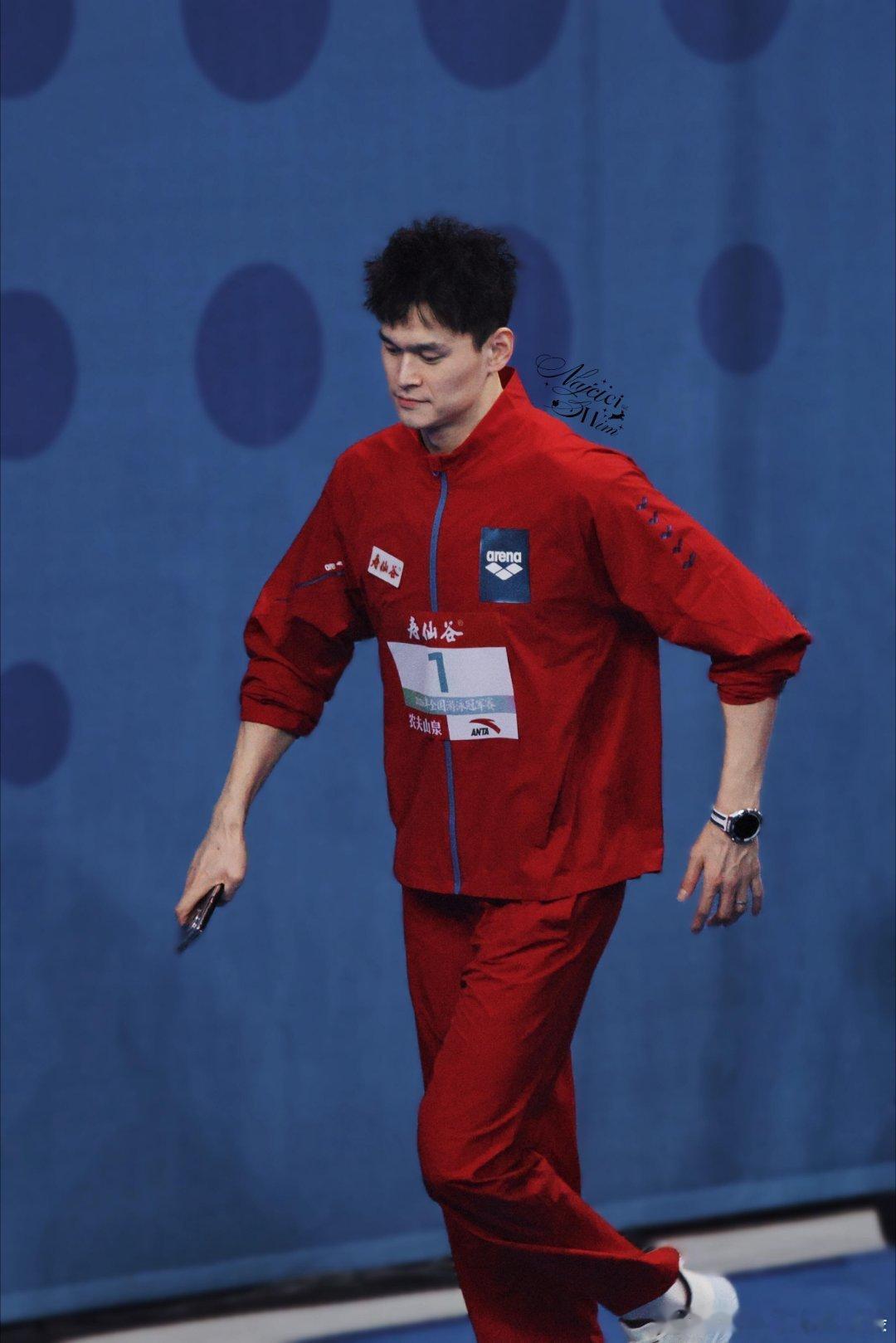 孙杨逆转局势重回第一孙杨接棒追平后反超全国游泳冠军赛男子4X100米接力决赛