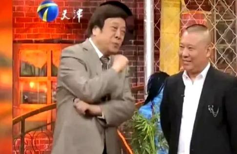 赵忠祥一句“归根结底，不就是个说相声的吗”，当场让郭德纲沉默了，镜头切过去时，他